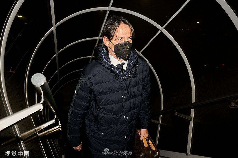 候机室内，国际米兰球员们三三两两聚在一起，进行着轻松的赛前交流