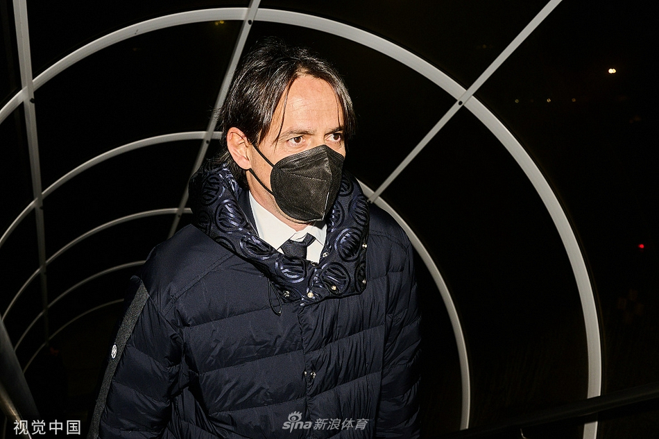 旅程开始，飞机引擎轰鸣，承载着蓝黑军团的斗志与梦想划破长空