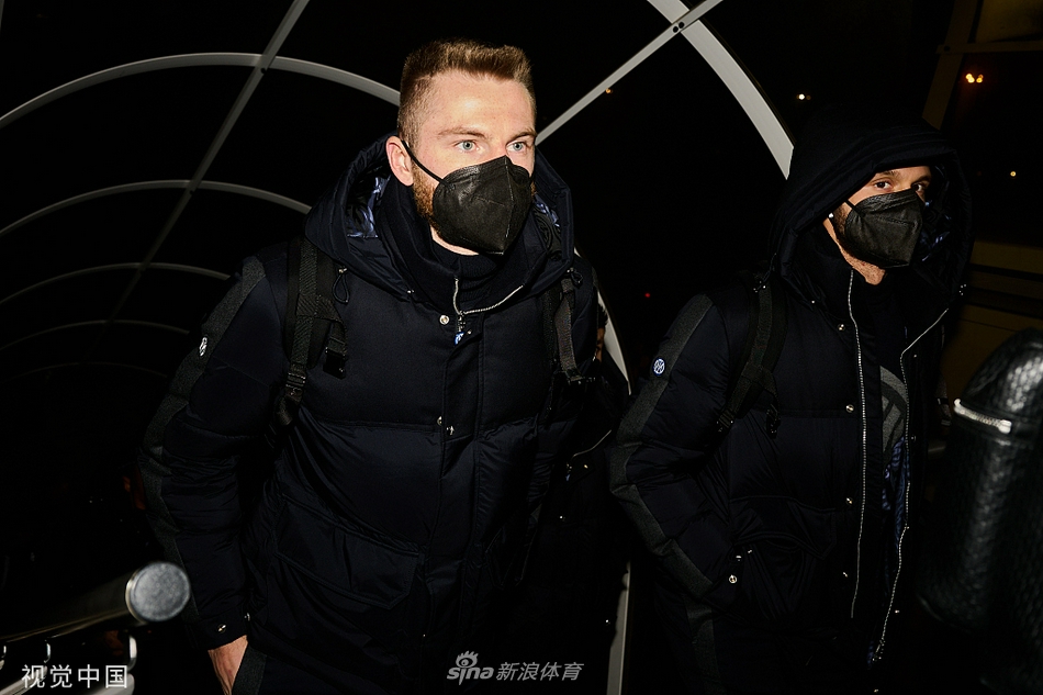 机场玻璃幕墙映出球队的身影，如同一幅动态的蓝黑军团出征画卷