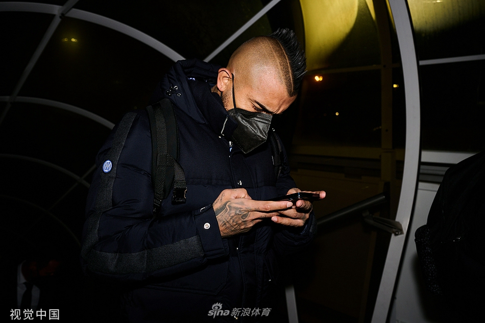 桑切斯肩背旅行包，回头率百分百，自信满满地走向登机口