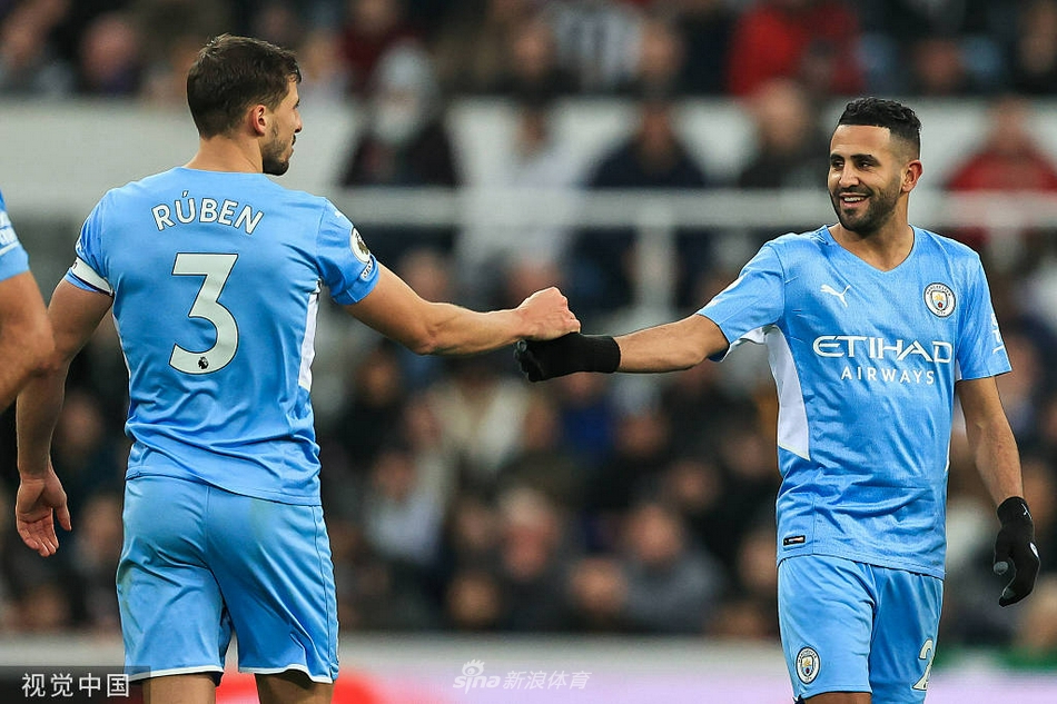 斯特林打入第四球后与队友热苏斯热烈拥抱庆祝，锁定了一场酣畅淋漓的大胜。