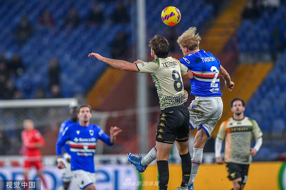 比赛结束后双方球员交换球衣，汗水浸透的球衣是整场激烈拼搏的证明