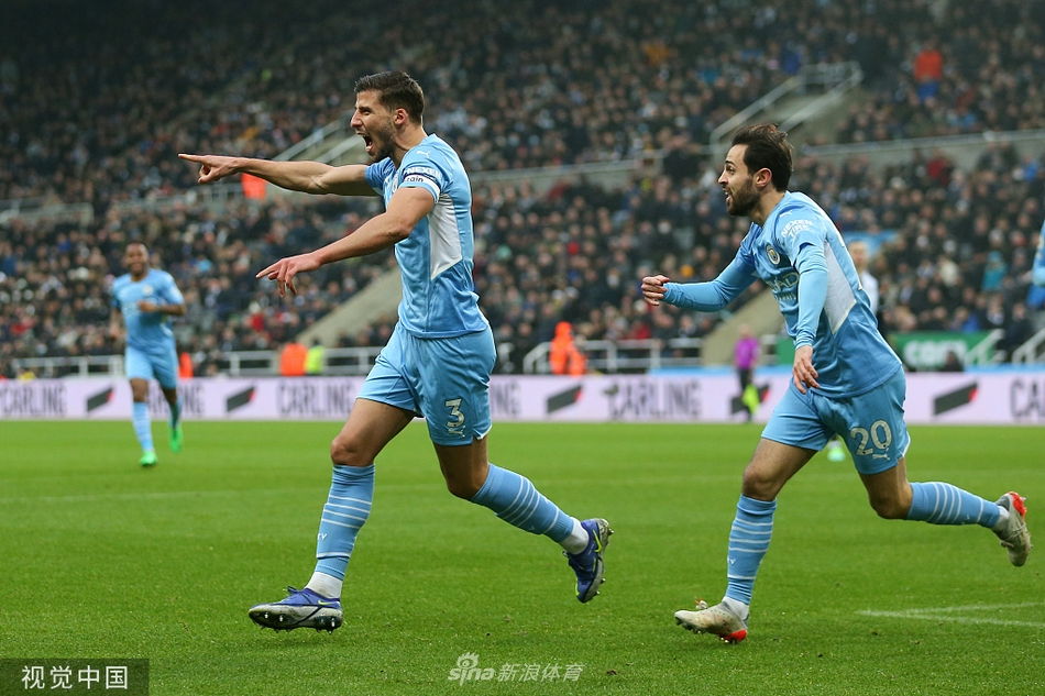 曼城全队在客场球迷看台下围拢在一起，共同庆祝又一场关键胜利。