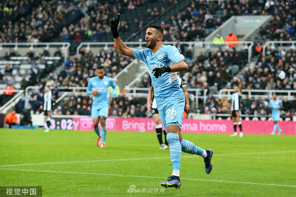 曼城后卫鲁本·迪亚斯在无人看防下轻松头球破门，为球队打开胜利之门。