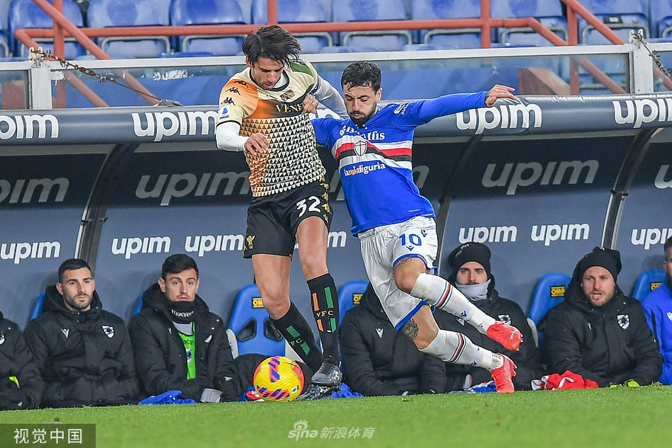 威尼斯球员托马斯亨利打入绝平进球后张开双臂奔跑，与冲向他的队友庆祝