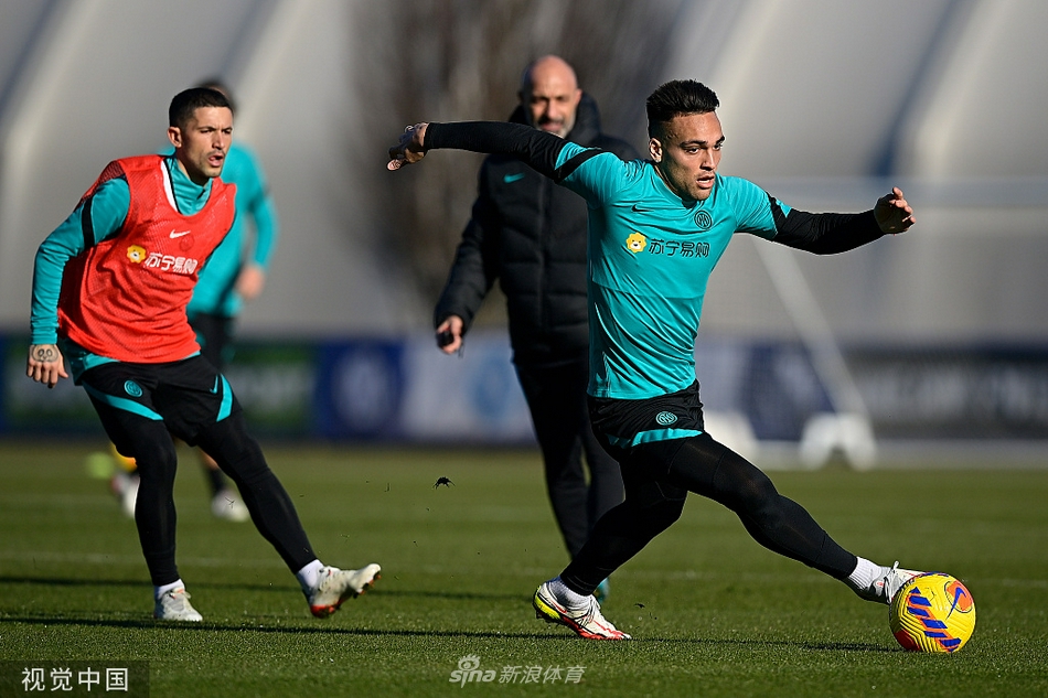 全队围成一圈进行赛前鼓舞士气的仪式，手臂紧紧搭在一起，象征着团结与力量，蓝黑军团的斗志在寒冷的冬日熊熊燃烧。