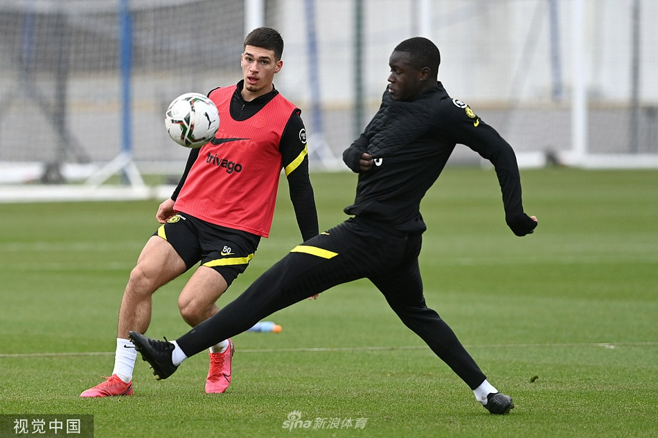 守门员正在进行高难度扑救训练，身体完全舒展腾空，单手将射向死角的皮球奋力托出底线。