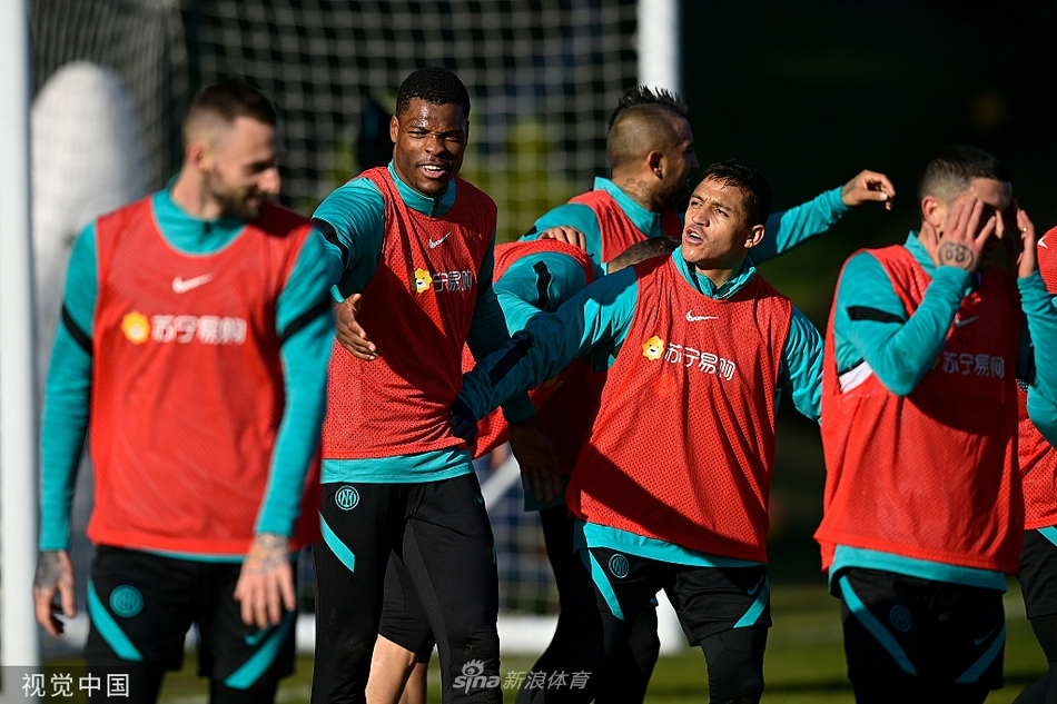 后防中坚什克里尼亚尔高高跃起，力压队友争顶头球，展现出绝对的制空权，蓝黑间条衫在激烈的对抗中格外醒目。