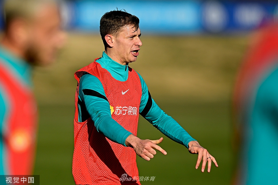 边翼卫球员在教练指导下进行精准传中练习，皮球划出一道优美的弧线飞向禁区，这正是国际米兰打开胜利之门的利器之一。