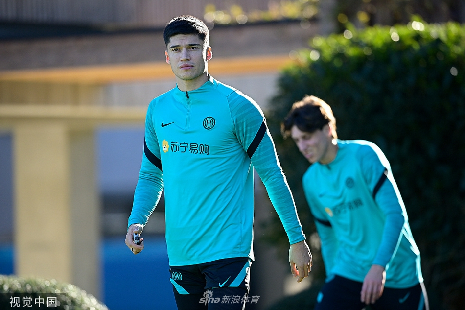 主教练西蒙尼·因扎吉神情专注，手持战术板在训练场中央向核心球员们讲解战术跑位，冬日的阳光将他的身影拉长，气氛严肃而认真。