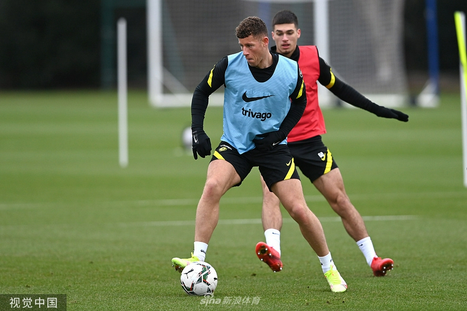 球员们围成一圈进行拉伸与恢复性训练，氛围既轻松又团结，为接下来的高强度对抗做好身体准备。