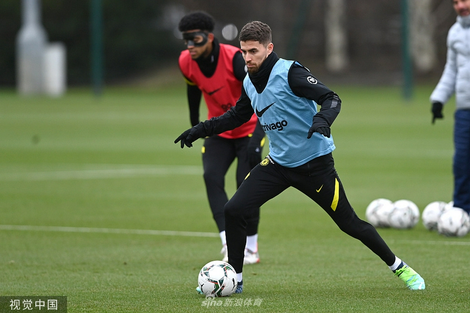 主教练托马斯·图赫尔正与中场核心若日尼奥进行战术交流，两人神情专注，显然在布置比赛的关键细节。