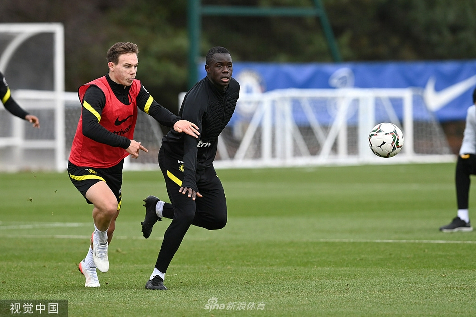 前锋队员在训练中高速带球突进，动作流畅有力，展现出不俗的爆发力和对进攻机会的渴望。