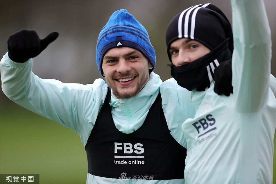 麦迪逊与队友进行二过一配合，两人眼神交汇默契十足