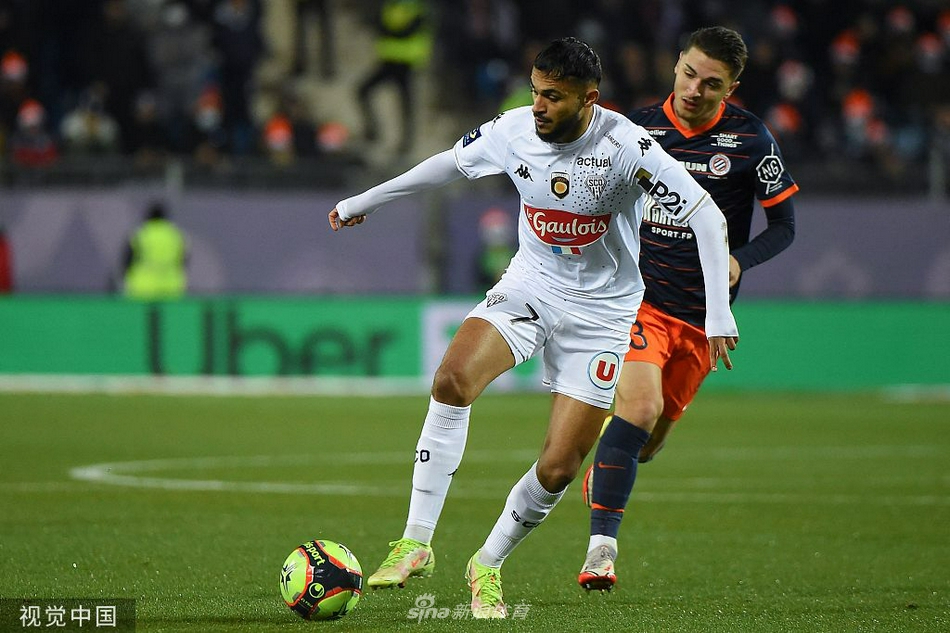 斯蒂菲·马维迪迪打入锁定胜局的第四球后，滑跪在草皮上激情庆祝，身后的队友飞奔而来，一同分享这彻底杀死比赛悬念的喜悦时刻。