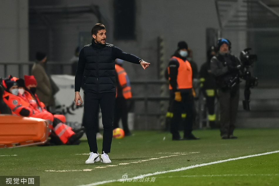 萨索洛核心球员多梅尼科·贝拉尔迪在比赛中带球突破，神情专注却难掩球队落后的沮丧