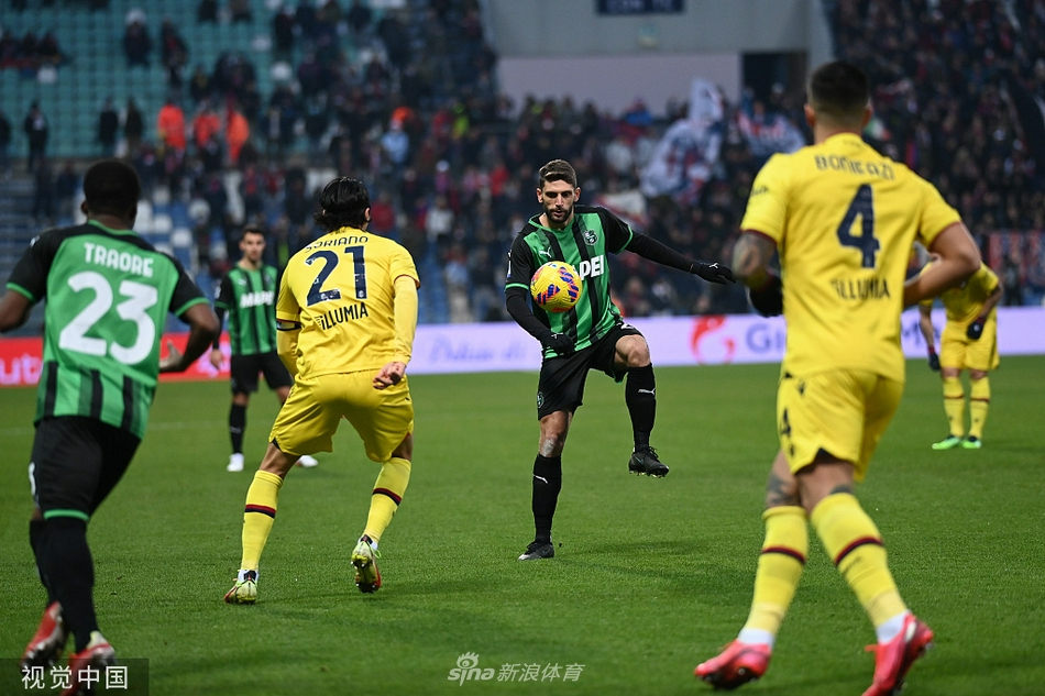 博洛尼亚全队在终场哨响后聚集在中圈，互相击掌拥抱庆祝这场宝贵的客场大捷