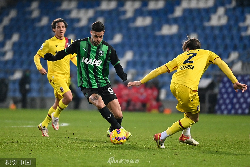 博洛尼亚门将卢卡什·斯科鲁普斯基飞身跃起，单掌将萨索洛的必进球托出横梁，力保球门不失