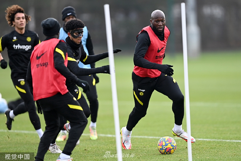 卢卡库在训练中大力抽射，足球如炮弹般飞向球门，展现其标志性的强大力量