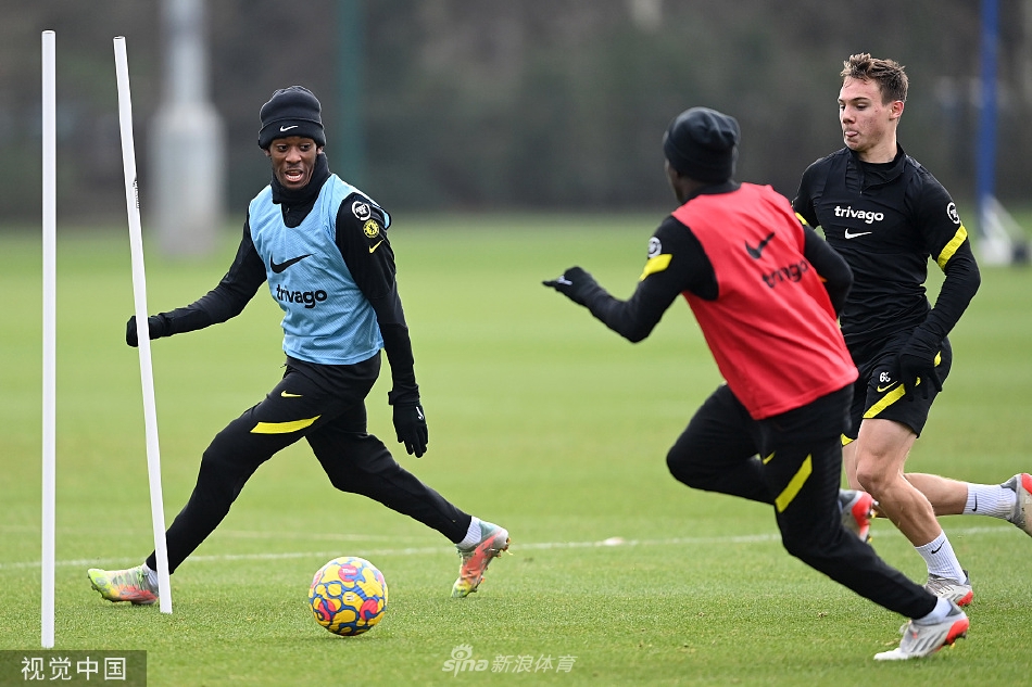 卢卡库与队友在训练间隙轻松交流，脸上露出笑容，气氛融洽