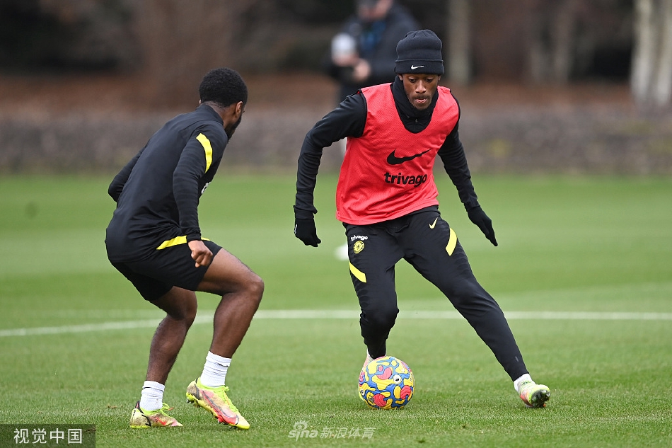 奥多伊带球快速突破，身影灵动如风，成为边路上一道锐利的蓝色闪电