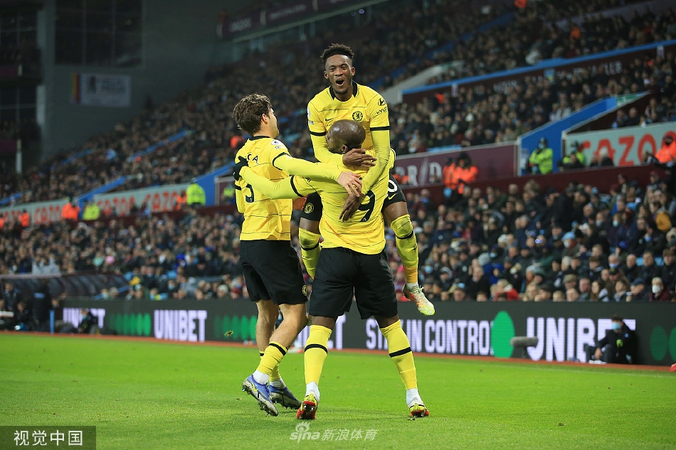 切尔西众将围拢庆祝反超比分，团队凝聚力在寒冷的冬夜熠熠生辉