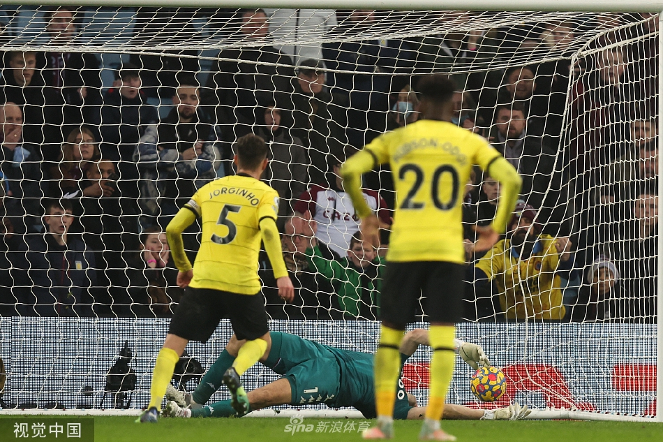 比赛结束后，双方球员相互致意，夜色中的维拉公园球场灯光璀璨