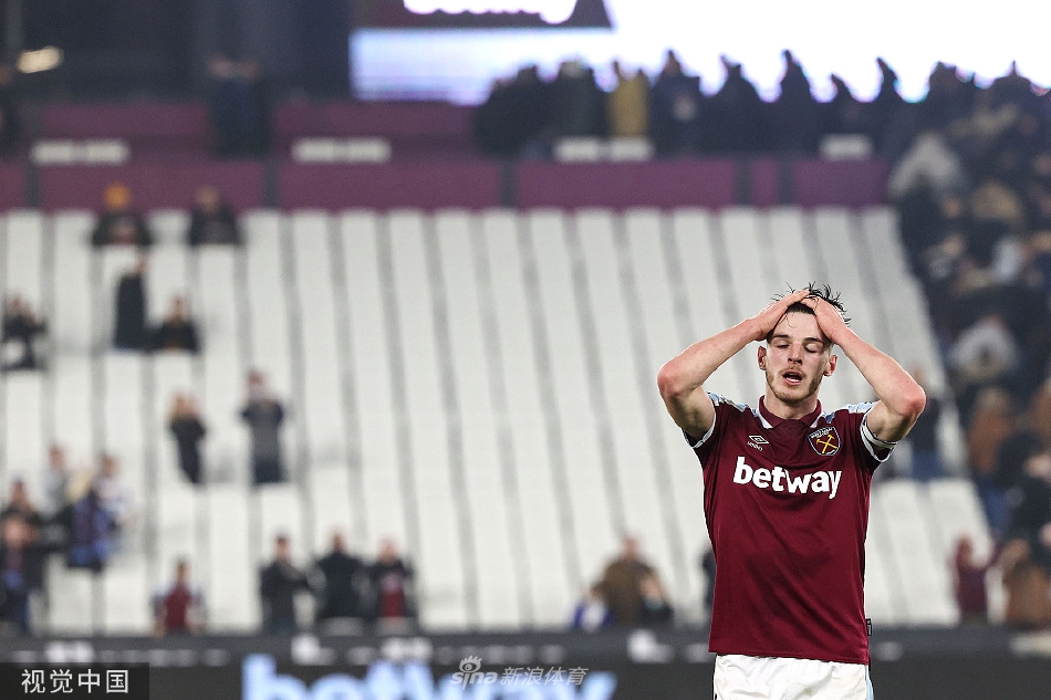 贝德纳雷克头球破门后狂奔庆祝，南安普顿全队激动地将他扑倒在地，客队替补席也陷入疯狂。