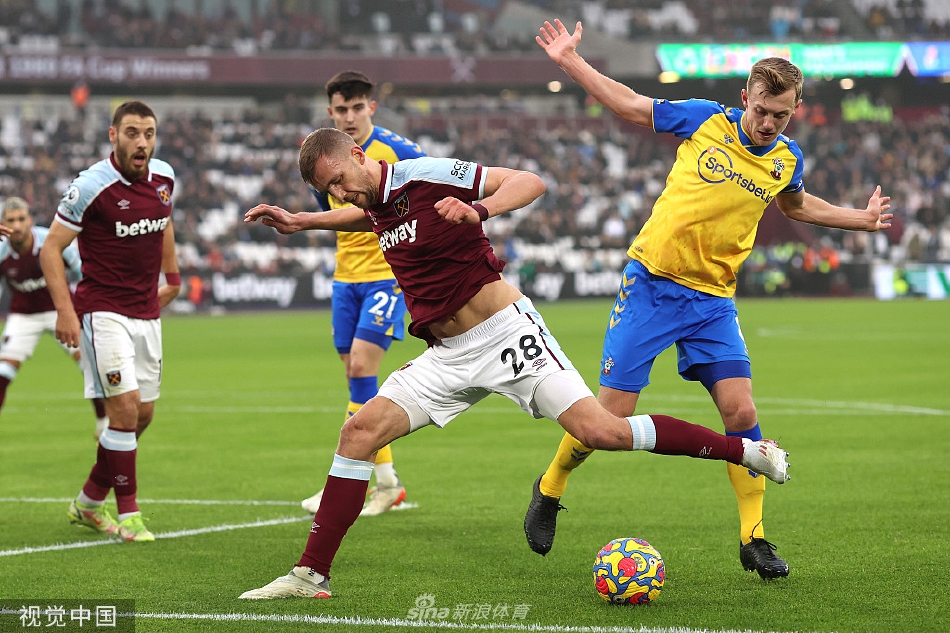 比赛结束后，西汉姆联球员德克兰·赖斯神情落寞地望向远方，而远处是欢庆胜利的南安普顿队员。