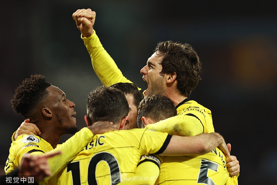 若日尼奥主罚点球瞬间，眼神坚定凝视球门，维拉门将马丁内斯严阵以待