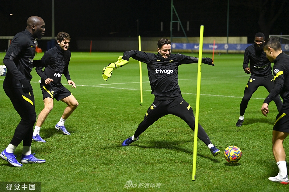 卢卡库在训练中专注地进行控球练习，神情坚毅，展现了顶级射手的扎实基本功。