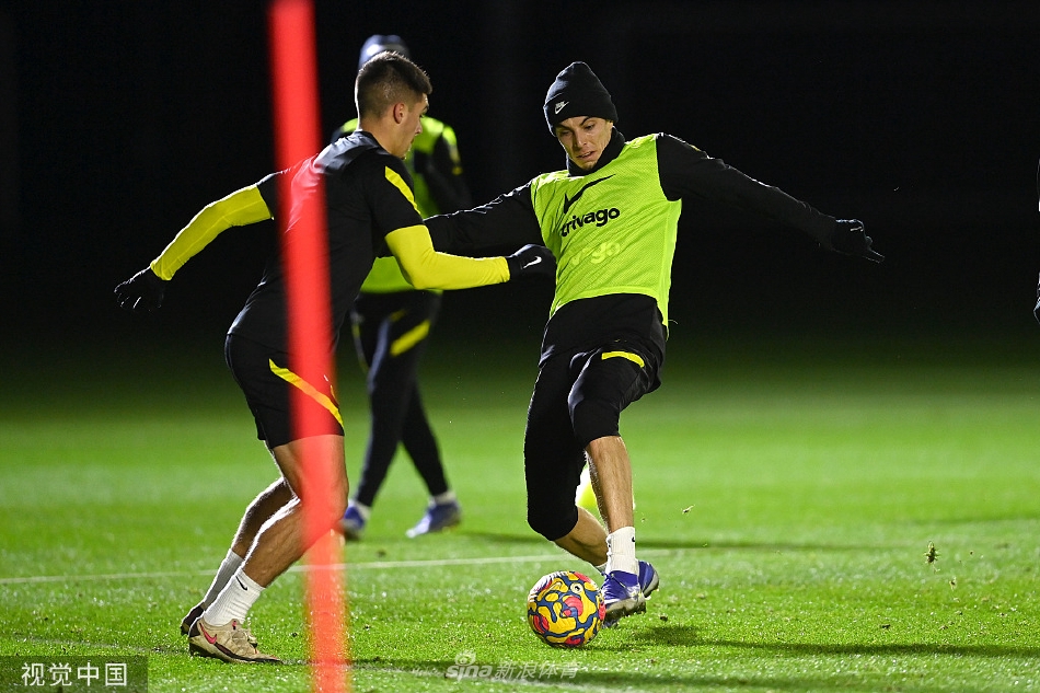 卢卡库与队友在分组对抗中激烈拼抢，肌肉线条分明，彰显出强大的身体对抗能力。