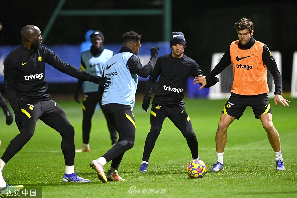 切尔西球员围成一圈进行战术部署讨论，团队氛围融洽，展现出高度的凝聚力。