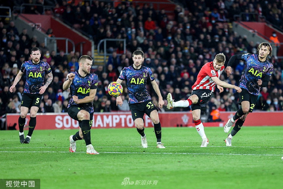 比赛结束后双方球员在场上相互致意，南安普顿球员脸上带着奋战后收获平局的满足，而热刺球员则神情落寞，与背景中兴奋的主场球迷形成对比。