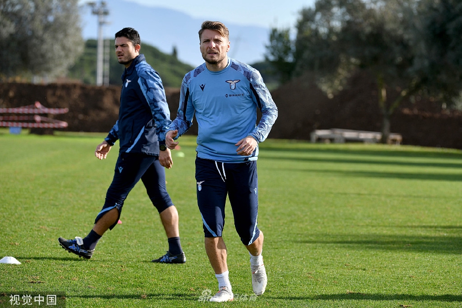 拉齐奥门将全神贯注飞身侧扑，手臂极力伸展，试图封堵射向死角的皮球，展现了守门员训练的激烈与专业性。