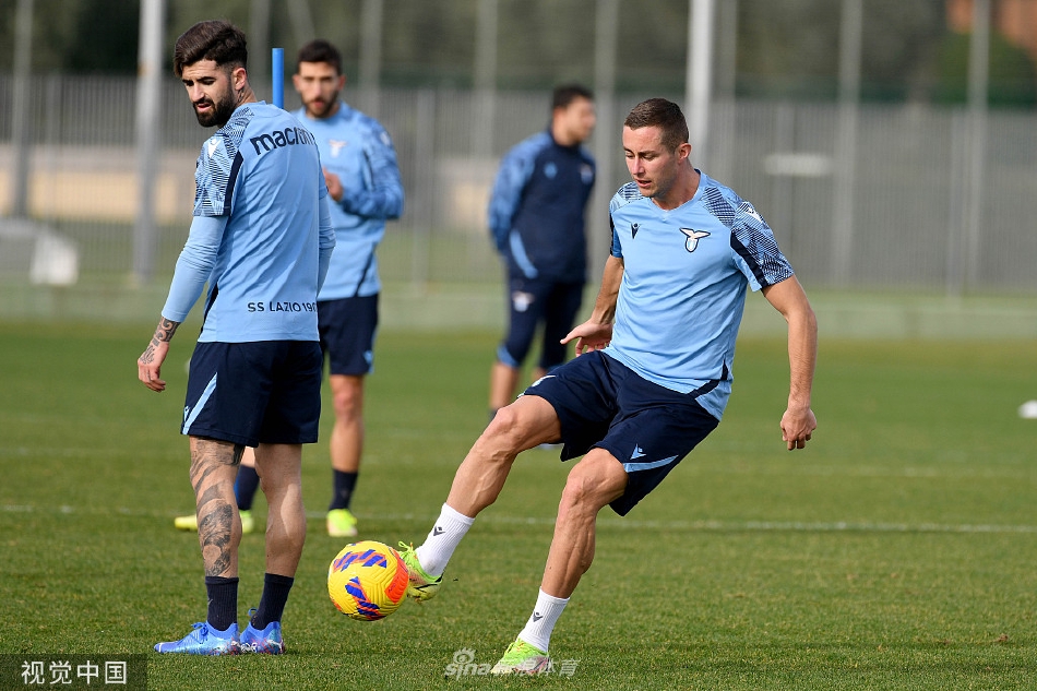 拉齐奥队员在分组对抗中激烈拼抢，一名球员正用身体护住脚下皮球，另一名防守者紧随其后，场面充满竞技张力。