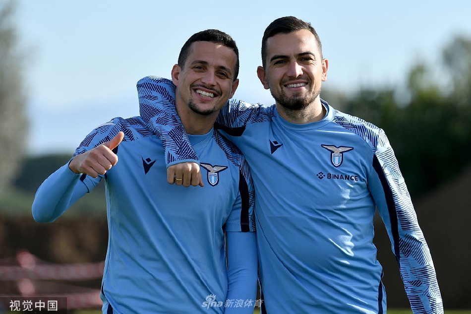 因莫比莱与阿尔贝托在训练间隙并肩而立，两人面带微笑轻松交流，展现了锋线核心与中场大脑之间的默契与良好队内氛围。