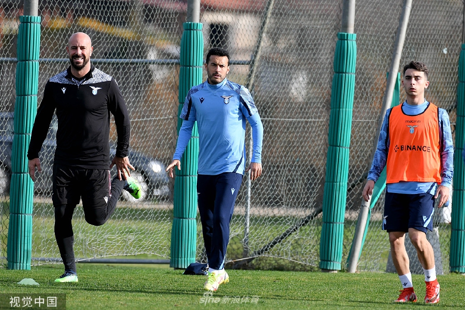 萨里将全体队员召集在一起围成紧密的圆圈进行战术部署与精神鼓舞，团队凝聚力在这一刻显得无比强大。