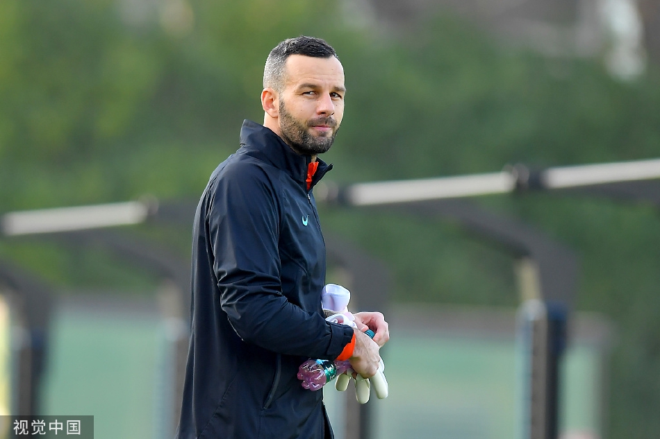 训练间隙，国米将士们笑容灿烂相互鼓励，温馨轻松的瞬间凝聚着更衣室内的和谐与斗志。