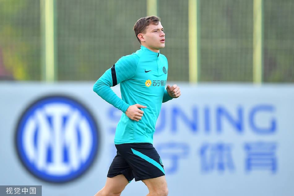 国际米兰全队围成一圈进行战术部署，因扎吉位于中心激情讲解，球员们凝神倾听，团队凝聚力尽显无遗。