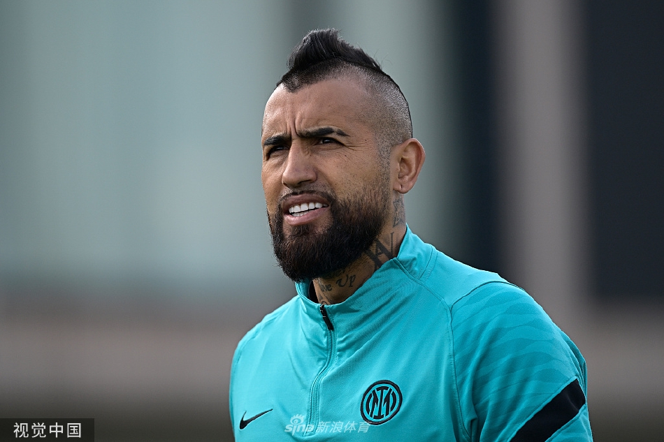 主教练西蒙尼·因扎吉在场边神情专注，手持战术板与助教激烈讨论，运筹帷幄。