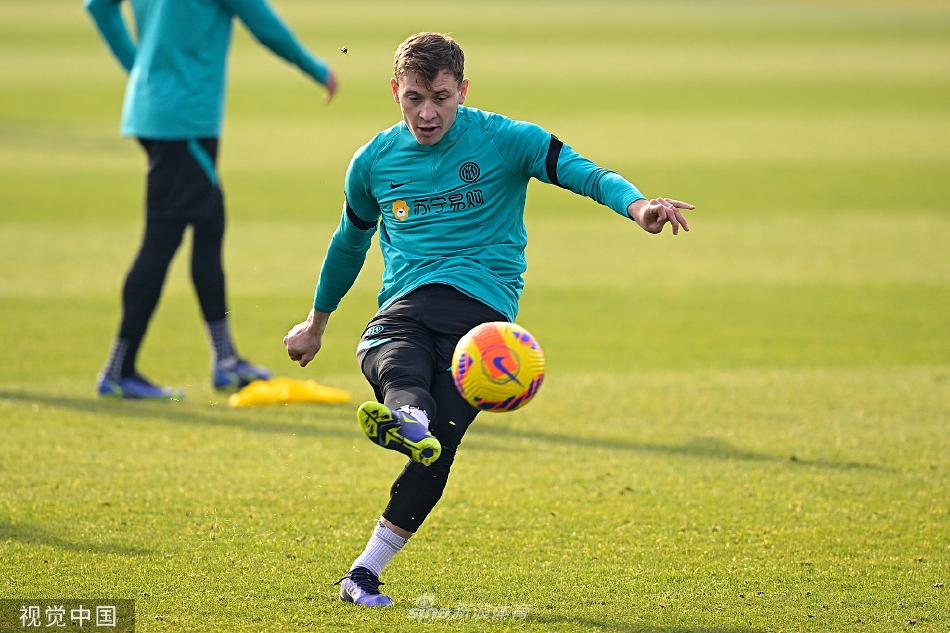 一名国际米兰球员在训练间隙进行拉伸，阳光洒在布满蛇纹图案的训练服上，熠熠生辉。