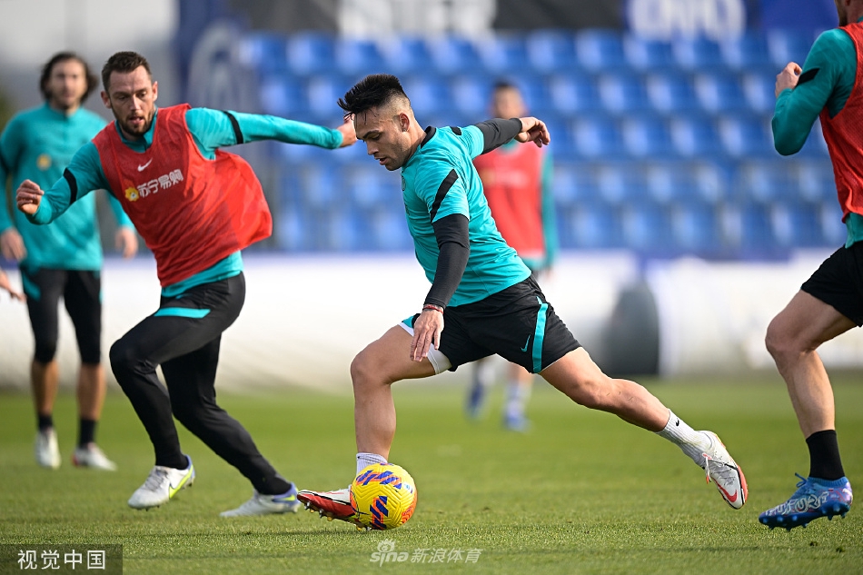 锋线搭档劳塔罗·马丁内斯与队友在对抗中积极拼抢，展现了出色的竞技状态和求胜欲望。