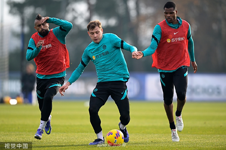 全队围成一圈进行战术部署，凝神聆听主教练的布置，展现出高度的纪律性和凝聚力。