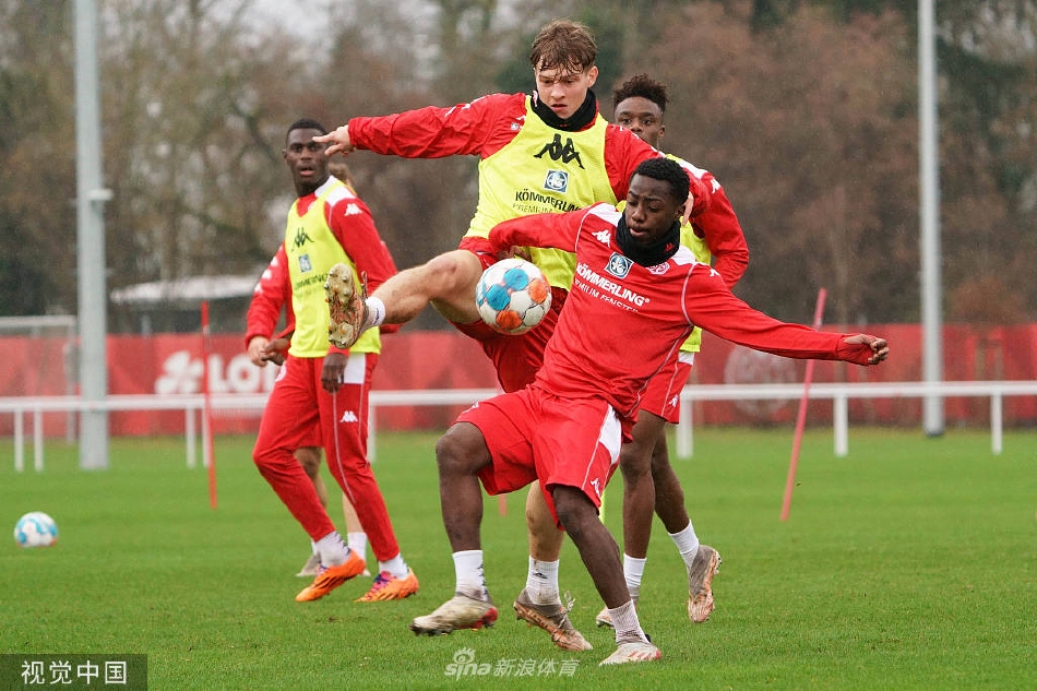守门员飞身扑救险球的瞬间，动作舒展有力，眼神坚定地锁定足球
