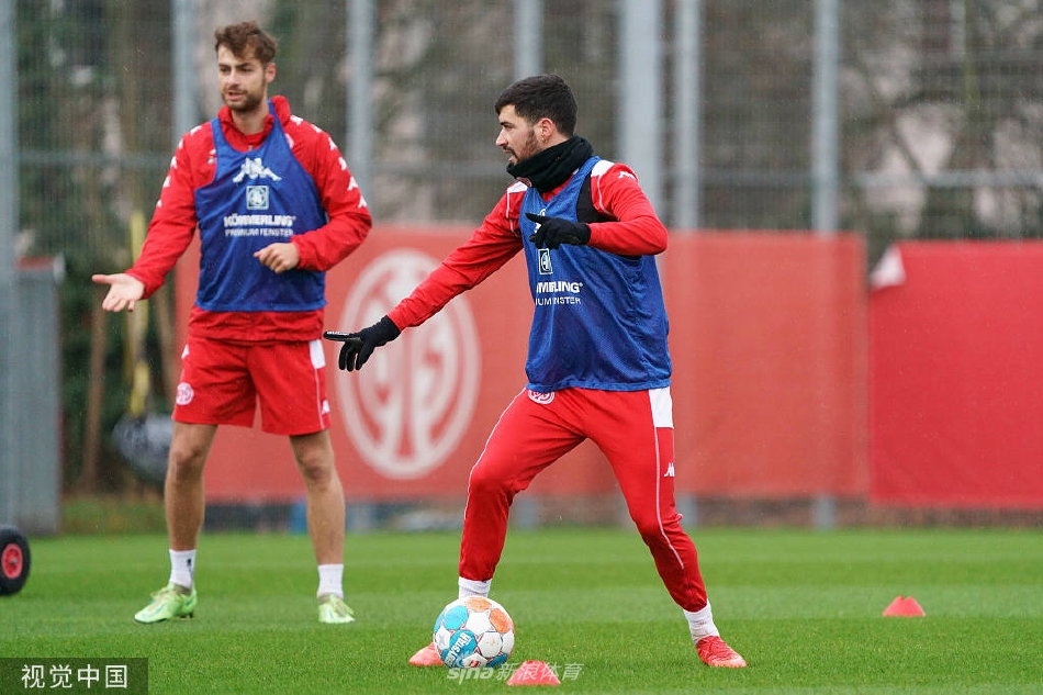 美因茨球员在冬日的阳光下进行分组对抗训练，专注的神情透露出对胜利的渴望