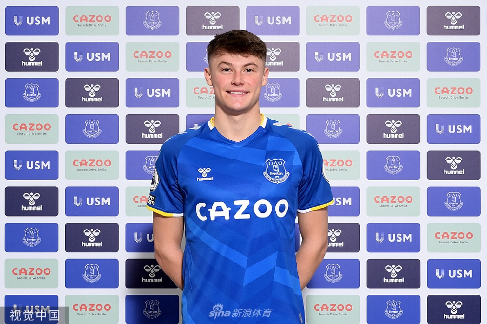 帕特森与俱乐部足球运营主管戴夫·哈里森一同坐在桌前，聚精会神地审阅并签署一份份厚重的合同文件。