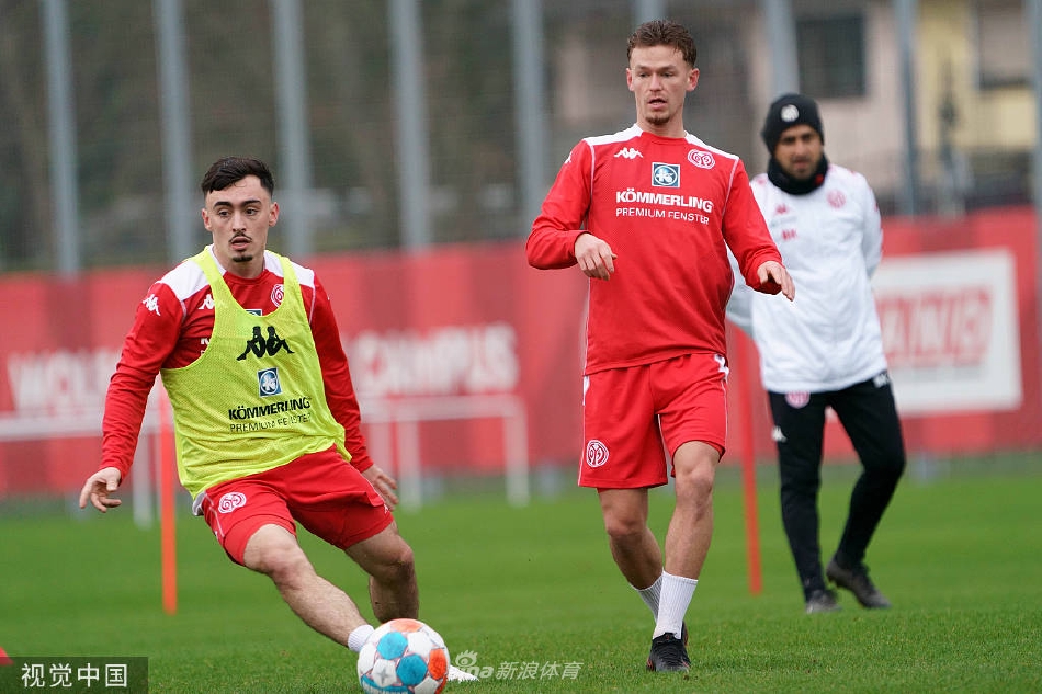 球员们围成一圈进行赛前战术部署，主教练在中央讲解策略，团队凝聚力十足