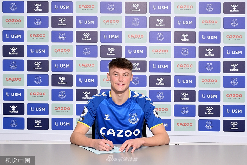 身着埃弗顿训练服的帕特森在训练场边驻足，背景是古迪逊公园球场的看台，他正在凝神熟悉新家的环境。