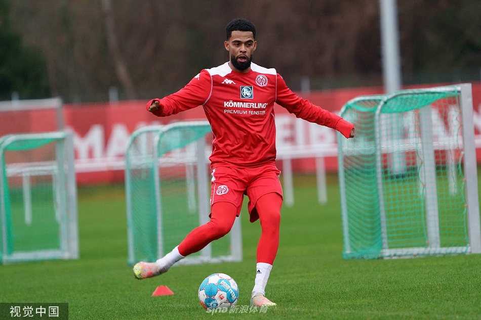 训练结束后球员们进行恢复性慢跑，夕阳下的身影拉长，展现日复一日的坚持与付出